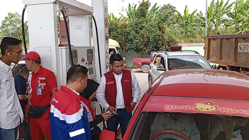 Salah satu mobil isi Pertalite di SPBU Bandara menggunakan QR code, Senin (29/7). Foto:rega/matapedia