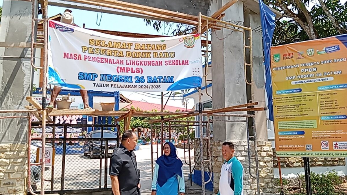 Hj Arlon Veristo melihat proses pembangunan pagar SMP 26, Selasa (30/7). Foto:rega/matapedia