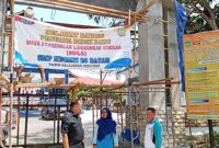 Hj Arlon Veristo melihat proses pembangunan pagar SMP 26, Selasa (30/7). Foto:rega/matapedia