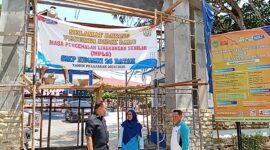 Hj Arlon Veristo melihat proses pembangunan pagar SMP 26, Selasa (30/7). Foto:rega/matapedia