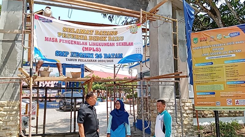 Hj Arlon Veristo melihat proses pembangunan pagar SMP 26, Selasa (30/7). Foto:rega/matapedia