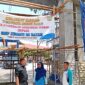Hj Arlon Veristo melihat proses pembangunan pagar SMP 26, Selasa (30/7). Foto:rega/matapedia
