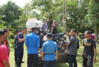 petugas tengah evakuasi barang warga. Foto: Humas BP Batam