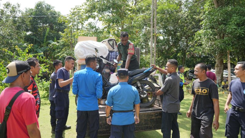 petugas tengah evakuasi barang warga. Foto: Humas BP Batam