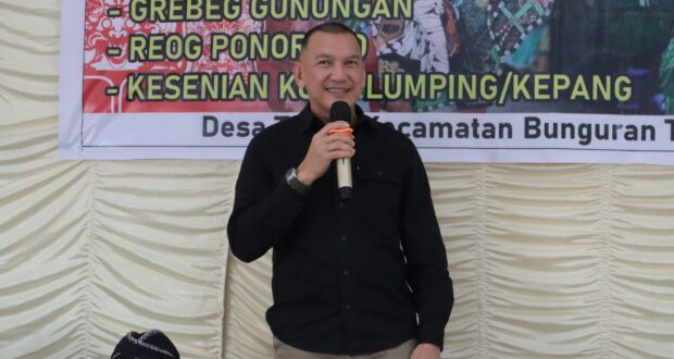 Wakil Bupati Natuna Rodhial Huda, memberikan kata sambutan sekaligus membuka kegiatan Pagelaran Seni di Desa Tapau Kecamatan Bungaran Tengah Natuna, Minggu (7/7/2024). Matapedia6.com/ Diskominfo