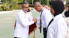 Jefridin bersalaman dengan peserta paskibraka. Foto:Dok/Diskominfo