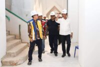 Muhammad Rudi sedang mengecek progres revitalisasi masjid Agung. Foto:Diskominfo