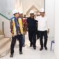 Muhammad Rudi sedang mengecek progres revitalisasi masjid Agung. Foto:Diskominfo