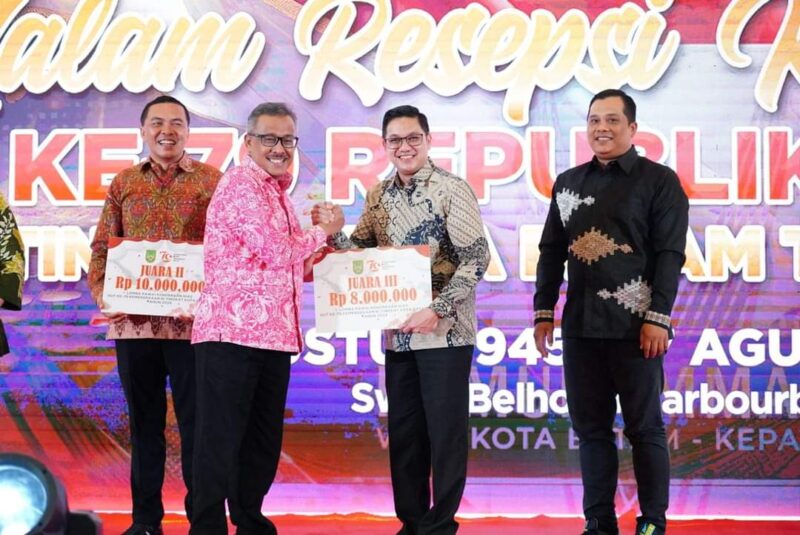 Jefridin saat berikan hadiah HUT RI. Foto:Dok/Diskominfo