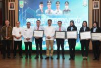 Kejari Batam ditengah saat terima penghargaan dari Pemko Batam, Selasa (20/8). Foto:Istimewa