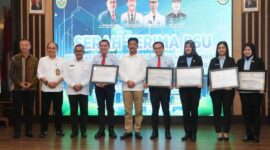 Kejari Batam ditengah saat terima penghargaan dari Pemko Batam, Selasa (20/8). Foto:Istimewa