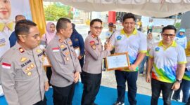 Bupati Bintan Roby Kurniawan memberikan piagam penghargaan kepada Kapolres Bintan AKBP Riky Iswoyo, bersamaan peringatan hari anak nasional di Bintan. Matapedia6.com, Dok Polres