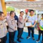 Bupati Bintan Roby Kurniawan memberikan piagam penghargaan kepada Kapolres Bintan AKBP Riky Iswoyo, bersamaan peringatan hari anak nasional di Bintan. Matapedia6.com, Dok Polres