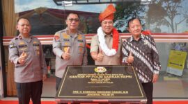 Kapolda Kepri Irjen Pol Yan Fitri Halimansyah didampingi Ketua Umum PP Polri Jendral Polisi (Purn) Bambang Hendarso Danuri foto bersama usai peresmian kantor PP Polri di di Nongsa, Rabu (31/7/2024).Matapedia6.com/Dok Humas