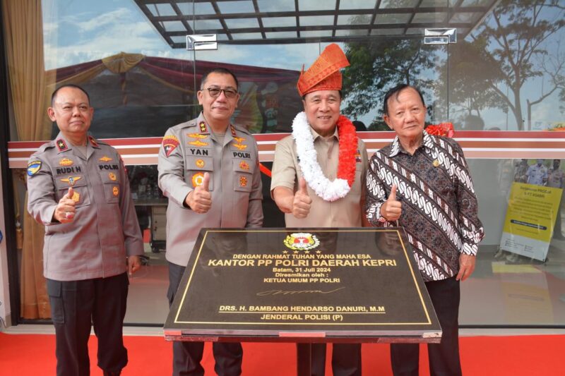 Kapolda Kepri Irjen Pol Yan Fitri Halimansyah didampingi Ketua Umum PP Polri Jendral Polisi (Purn) Bambang Hendarso Danuri foto bersama usai peresmian kantor PP Polri di di Nongsa, Rabu (31/7/2024).Matapedia6.com/Dok Humas