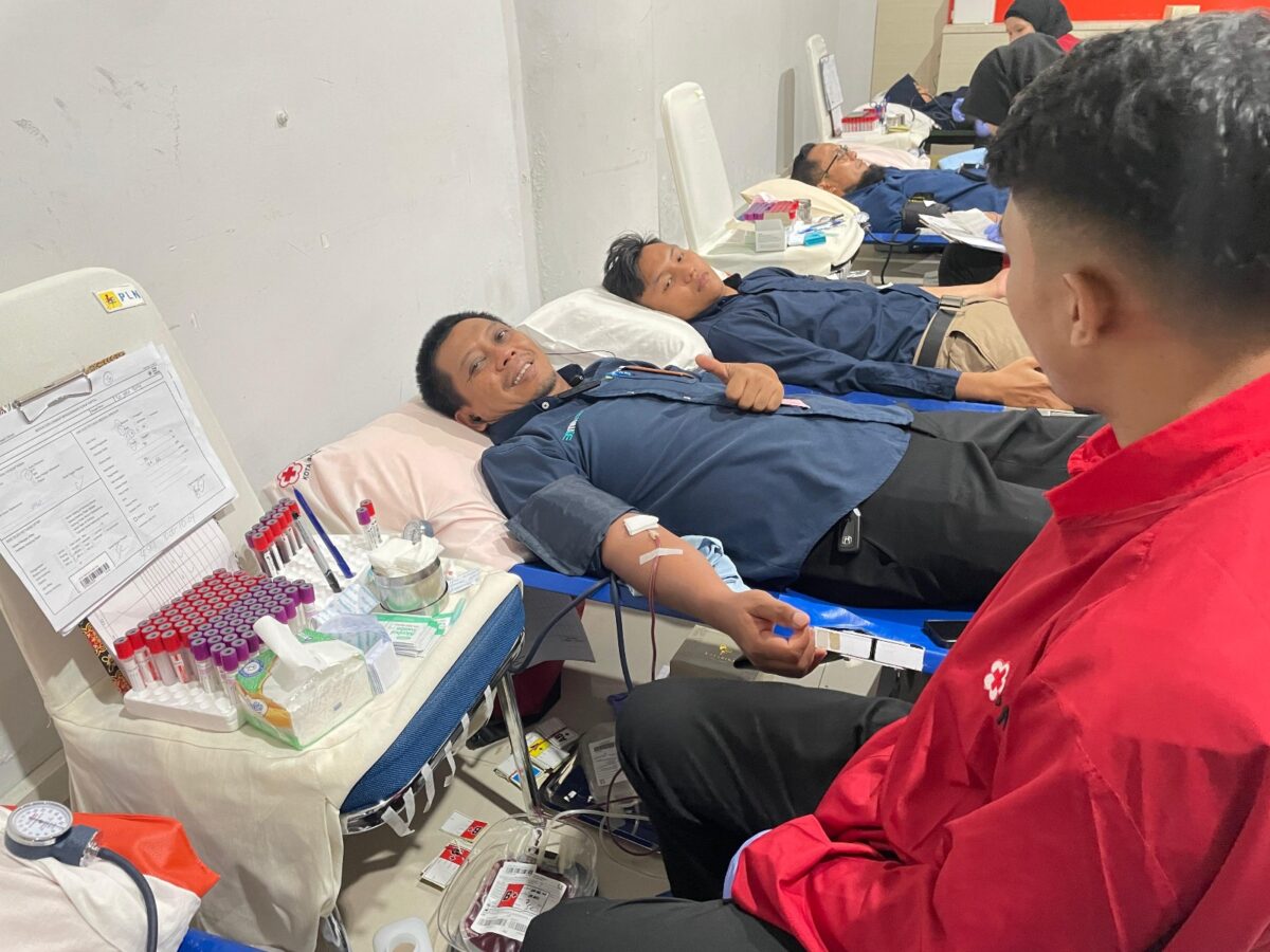 Petugas PLN tengah donor darah. Foto:Humas PLN