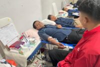 Petugas PLN tengah donor darah. Foto:Humas PLN