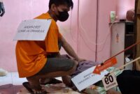 Pelaku saat hendak menarik jenazah korban memindahkan ke kamar tempat pelaku tidur, setelah korban sudah tidak bernyawa. Rekonstruksi kasus pembunuhan di Sagulung, Jumat (2/8/2024).Matapedia6.com/ Luci