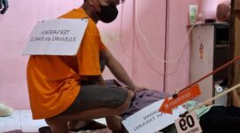 Pelaku saat hendak menarik jenazah korban memindahkan ke kamar tempat pelaku tidur, setelah korban sudah tidak bernyawa. Rekonstruksi kasus pembunuhan di Sagulung, Jumat (2/8/2024).Matapedia6.com/ Luci