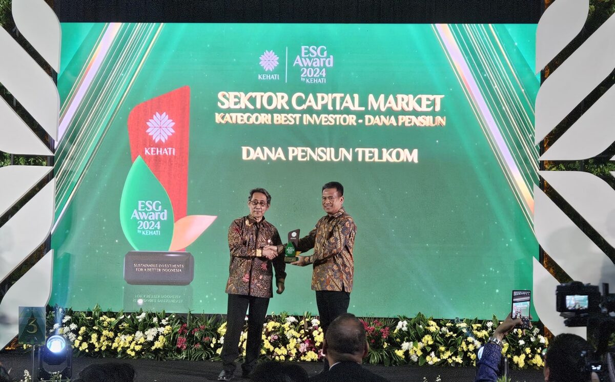 Presiden Direktur Dana Pensiun Telkom Abdul Hadi (kanan) saat menerima ESG Award 2024 (Environmental, Social, and Governance) by KEHATI di Sektor Capital Market dengan kategori Best Investor Dana Pensiun di Jakarta. Foto:Telkom