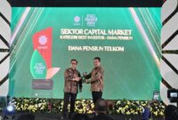Presiden Direktur Dana Pensiun Telkom Abdul Hadi (kanan) saat menerima ESG Award 2024 (Environmental, Social, and Governance) by KEHATI di Sektor Capital Market dengan kategori Best Investor Dana Pensiun di Jakarta. Foto:Telkom