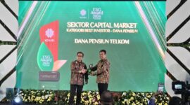 Presiden Direktur Dana Pensiun Telkom Abdul Hadi (kanan) saat menerima ESG Award 2024 (Environmental, Social, and Governance) by KEHATI di Sektor Capital Market dengan kategori Best Investor Dana Pensiun di Jakarta. Foto:Telkom