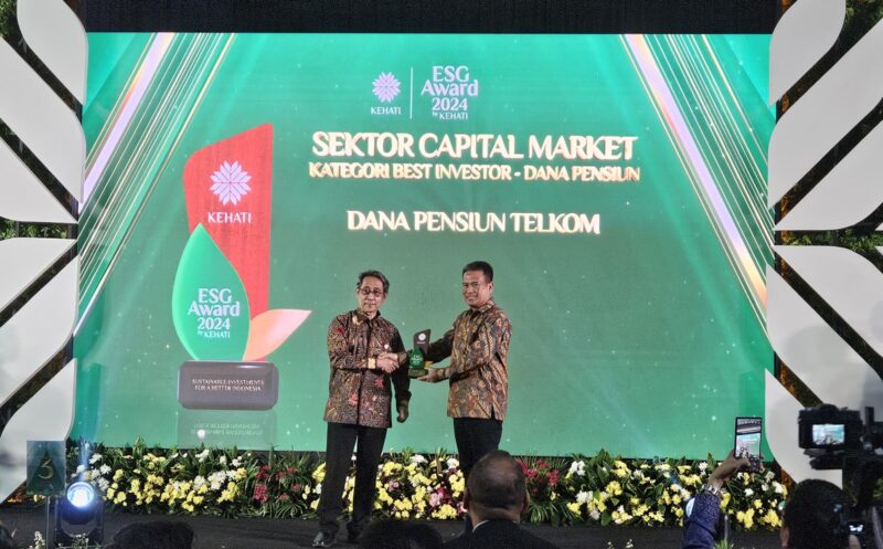 Presiden Direktur Dana Pensiun Telkom Abdul Hadi (kanan) saat menerima ESG Award 2024 (Environmental, Social, and Governance) by KEHATI di Sektor Capital Market dengan kategori Best Investor Dana Pensiun di Jakarta. Foto:Telkom
