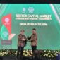 Presiden Direktur Dana Pensiun Telkom Abdul Hadi (kanan) saat menerima ESG Award 2024 (Environmental, Social, and Governance) by KEHATI di Sektor Capital Market dengan kategori Best Investor Dana Pensiun di Jakarta. Foto:Telkom