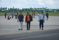 Bupati Natuna Wan Siswandi sambut Mentri  Pariwisata dan Ekonomi Kreatif (Menparekraf) Republik Indonesia, Sandiaga Salahuddin Uno tiba di Bandara Raden Sadjad  Kabupaten Natuna, Sabtu (3/8/2024). Matapedia6.com/Diskominfo