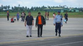 Bupati Natuna Wan Siswandi sambut Mentri  Pariwisata dan Ekonomi Kreatif (Menparekraf) Republik Indonesia, Sandiaga Salahuddin Uno tiba di Bandara Raden Sadjad  Kabupaten Natuna, Sabtu (3/8/2024). Matapedia6.com/Diskominfo