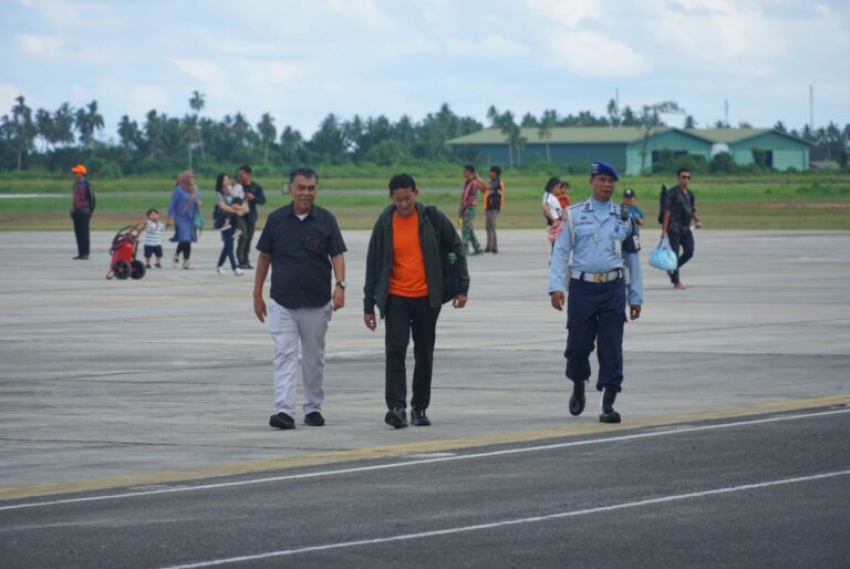 Bupati Natuna Wan Siswandi sambut Mentri  Pariwisata dan Ekonomi Kreatif (Menparekraf) Republik Indonesia, Sandiaga Salahuddin Uno tiba di Bandara Raden Sadjad  Kabupaten Natuna, Sabtu (3/8/2024). Matapedia6.com/Diskominfo
