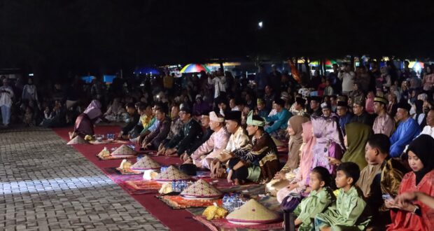 Menteri Pariwisata dan Ekonomi Kreatif, Sandiaga Salahuddin Uno menyaksikan pembukaan pagelaran budaya Dendang piwang di Alun-alun Pantai Piwang, Ranai, Natuna. Sabtu (3/8/2024) malam.