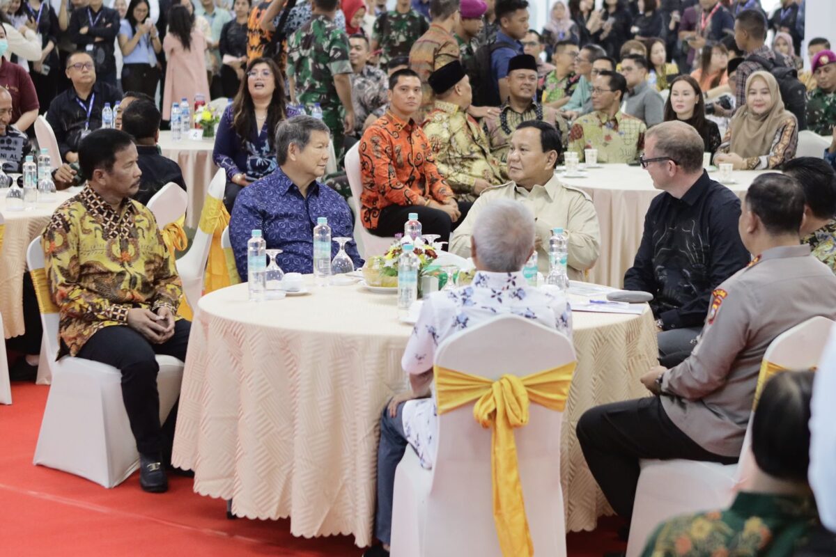 Rudi bersama Prabowo duduk satu meja di peresmian PT Volex Indonesia, Minggu (4/8). Foto:Dok/Humas BP