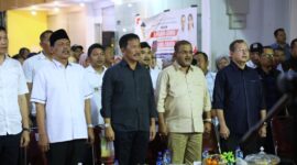 Wali Kota Batam Muhammad Rudi didampingi Aunur Rafiq dan beberapa kader Nasdem, melakukan deklarasi dukungan terhadap Amsakar-Li Claudia Chandra di Kecamatan Lubuk Baja, Minggu (4/8/2024).Matapedia6.com/ Dok Relawan