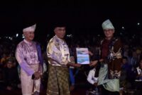 Menteri Pariwisata dan Ekonomi Kreatif, Sandiaga Salahudin Uno menyerahkan berkas penilaian desa wisata kepada bupati Natuna Rodhial Huda, Sabtu (3/7/2024). Matapedia6.com/Diskominfo