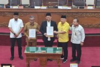 Ketua DPRD Kota Batam Nuryanto dan Sekda Batam Jefridin menunjukkan draf Rancangan Peraturan Daerah (Ranperda) tentang Rencana Pembangunan Jangka Panjang Daerah (RPJPD) Kota Batam tahun 2025-2045 usai dilakukan penanda tanganan, Senin (5/8/2024).Matapedia6.com/Luci