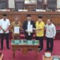 Ketua DPRD Kota Batam Nuryanto dan Sekda Batam Jefridin menunjukkan draf Rancangan Peraturan Daerah (Ranperda) tentang Rencana Pembangunan Jangka Panjang Daerah (RPJPD) Kota Batam tahun 2025-2045 usai dilakukan penanda tanganan, Senin (5/8/2024).Matapedia6.com/Luci