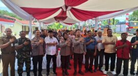 Kapolresta Barelang tengah saat bersama elemen masyarakat Batu Aji, Selasa (6/8). Foto:zal/matapedia