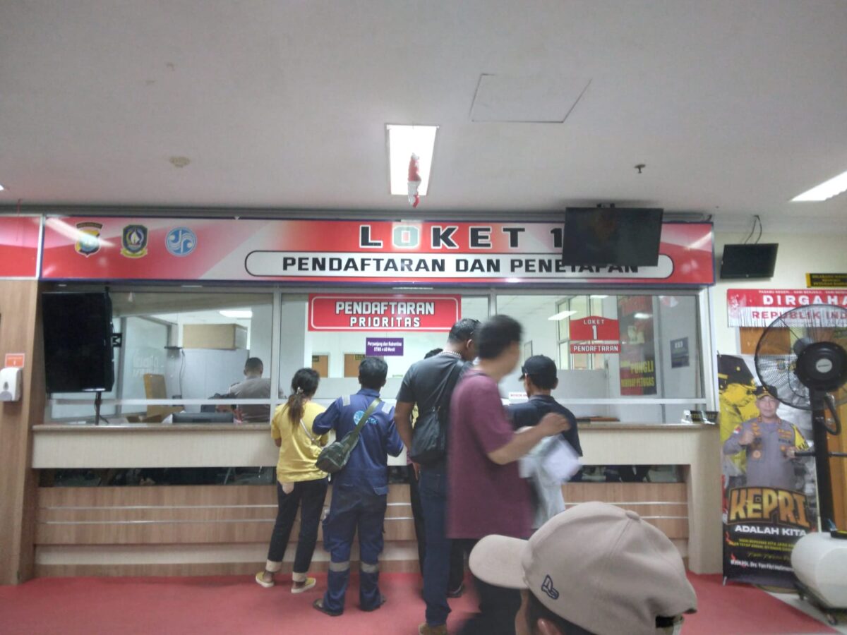 Warga sedang mengantre di salah satu loket pengurusan pajak di Samsat Batam Centre, Rabu (7/8/2024). Matapedia6.com/Luci