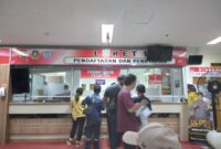 Warga sedang mengantre di salah satu loket pengurusan pajak di Samsat Batam Centre, Rabu (7/8/2024). Matapedia6.com/Luci