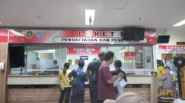 Warga sedang mengantre di salah satu loket pengurusan pajak di Samsat Batam Centre, Rabu (7/8/2024). Matapedia6.com/Luci