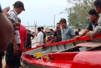 Tim gabungan dan nelayan lokalenarik kapal boat pancung yang diduga milik nelayan asal nongsa. Ditemukan mengapung diperairan pulau putri, Rabu (7/8/2024). Matapedia6.com/ Dok Basarnas