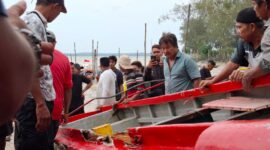 Tim gabungan dan nelayan lokalenarik kapal boat pancung yang diduga milik nelayan asal nongsa. Ditemukan mengapung diperairan pulau putri, Rabu (7/8/2024). Matapedia6.com/ Dok Basarnas