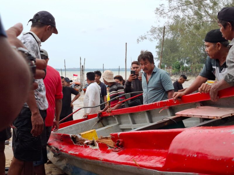Tim gabungan dan nelayan lokalenarik kapal boat pancung yang diduga milik nelayan asal nongsa. Ditemukan mengapung diperairan pulau putri, Rabu (7/8/2024). Matapedia6.com/ Dok Basarnas