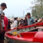 Tim gabungan dan nelayan lokalenarik kapal boat pancung yang diduga milik nelayan asal nongsa. Ditemukan mengapung diperairan pulau putri, Rabu (7/8/2024). Matapedia6.com/ Dok Basarnas