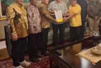 Ketua Umum Partai Golkar Airlangga Hartanto menyerahkan surat rekomendasi pencalonan Ansar Ahmad-Nyanyang Haris Pratamura sebagai Gubernur dan Wakil Gubernur Kepri di Jakarta, Rabu (7/8/2024). Marapedia6.com/Dok Nyanyang