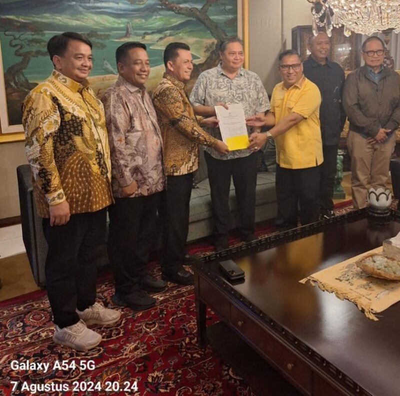 Ketua Umum Partai Golkar Airlangga Hartanto menyerahkan surat rekomendasi pencalonan Ansar Ahmad-Nyanyang Haris Pratamura sebagai Gubernur dan Wakil Gubernur Kepri di Jakarta, Rabu (7/8/2024). Marapedia6.com/Dok Nyanyang