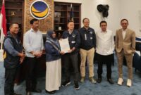 Ketua DPP Partai Nasdem Willy Aditya, serahkan surat rekomendasi kepada pasangan Rahma - Rizha untuk maju di Pilkada Tanjungpinang, Rabu (7/8/2024). Matapedia6.com/Istimewa