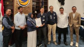 Ketua DPP Partai Nasdem Willy Aditya, serahkan surat rekomendasi kepada pasangan Rahma - Rizha untuk maju di Pilkada Tanjungpinang, Rabu (7/8/2024). Matapedia6.com/Istimewa