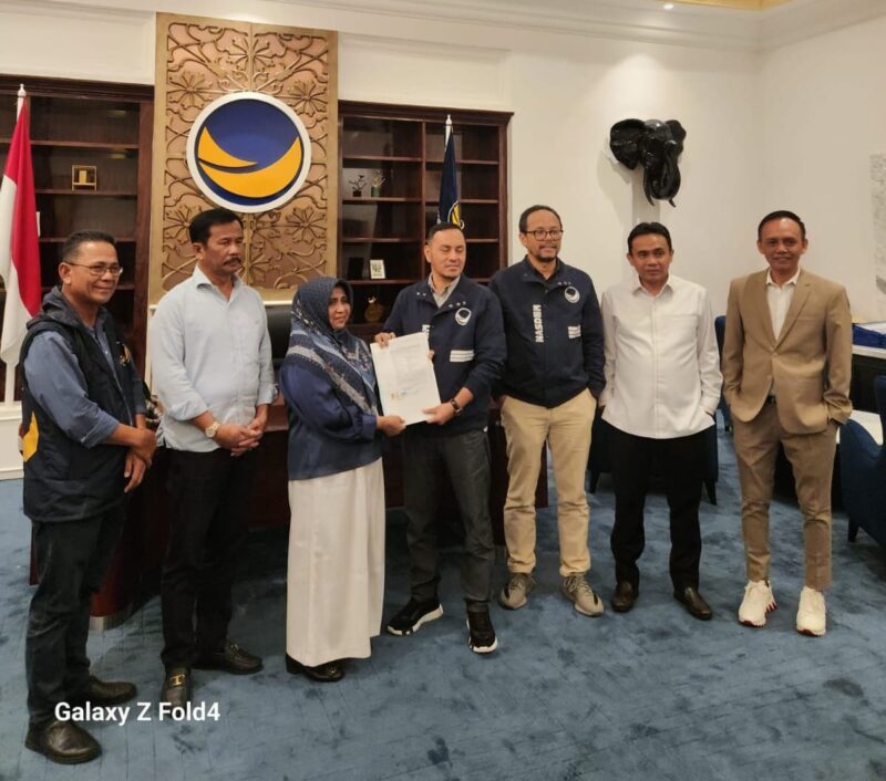 Ketua DPP Partai Nasdem Willy Aditya, serahkan surat rekomendasi kepada pasangan Rahma - Rizha untuk maju di Pilkada Tanjungpinang, Rabu (7/8/2024). Matapedia6.com/Istimewa